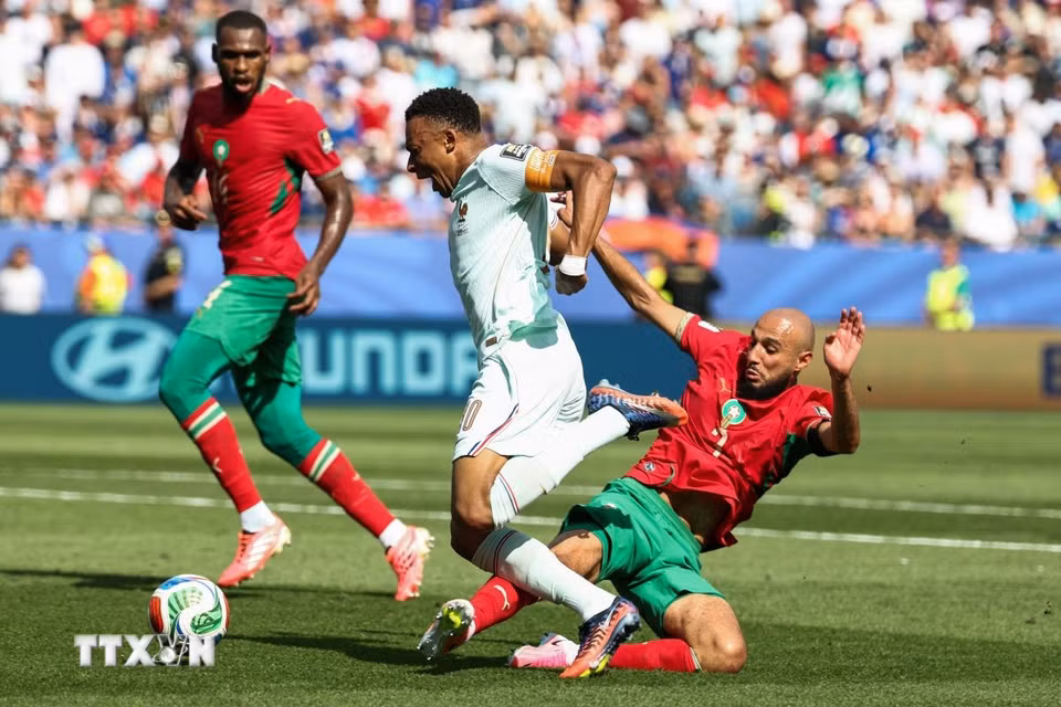 Bước ngoặt của trận đấu tưởng chừng đã đến ở phút 25 khi Mbappe bị phạm lỗi trong vòng cấm và Pháp được hưởng penalty. (Ảnh: AFP/TTXVN)