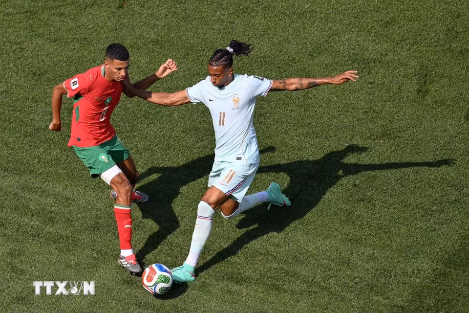 Sau tình huống đá hỏng phạt đền của Mbappe, Pháp nỗ lực tấn công nhưng hoàn toàn 'bất lực' trước hàng thủ Maroc trong hiệp 1. (Ảnh: AFP/TTXVN)