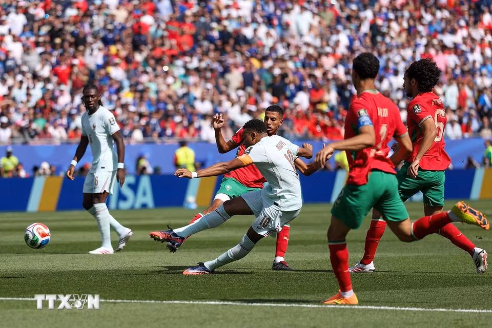 Mbappe cũng chính là người tạo ra tình huống nguy hiểm đầu tiên của trận đấu. (Ảnh: AFP/TTXVN)