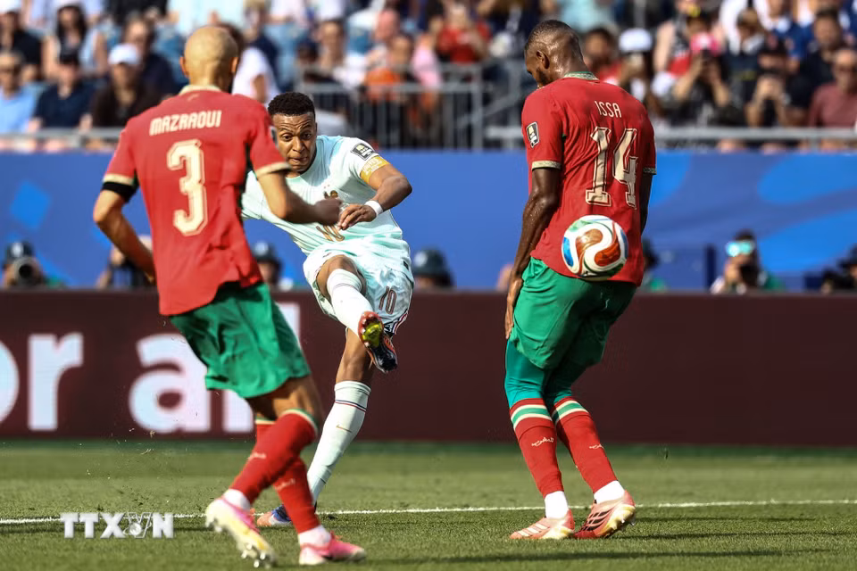 Tuy nhiên, điều này khiến hàng thủ của Maroc tạo ra khoảng trống để Mbappe có cơ hội ghi bàn thắng mở tỷ số với cú cứa lòng hoàn hảo ở phút 60. (Ảnh: AFP/TTXVN)