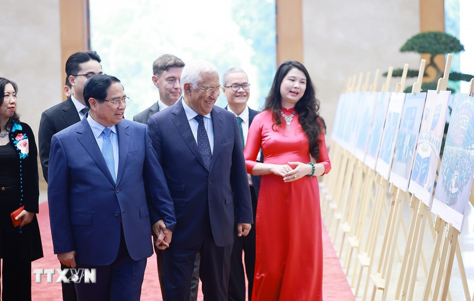 Thủ tướng Phạm Minh Chính và Chủ tịch Hội đồng châu Âu António Costa tham quan trưng bày ảnh về quan hệ hợp tác giữa Việt Nam và Liên minh châu Âu do Thông tấn xã Việt Nam thực hiện. (Ảnh: Dương Giang/TTXVN)