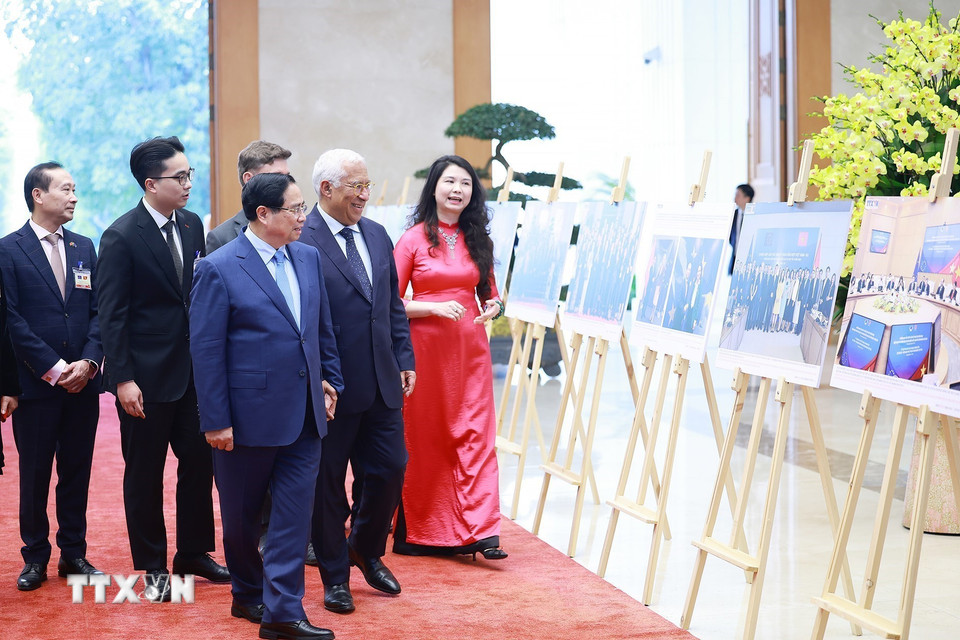 Thủ tướng Phạm Minh Chính và Chủ tịch Hội đồng châu Âu António Costa tham quan trưng bày ảnh về quan hệ hợp tác giữa Việt Nam và Liên minh châu Âu do Thông tấn xã Việt Nam thực hiện. (Ảnh: Dương Giang/TTXVN)