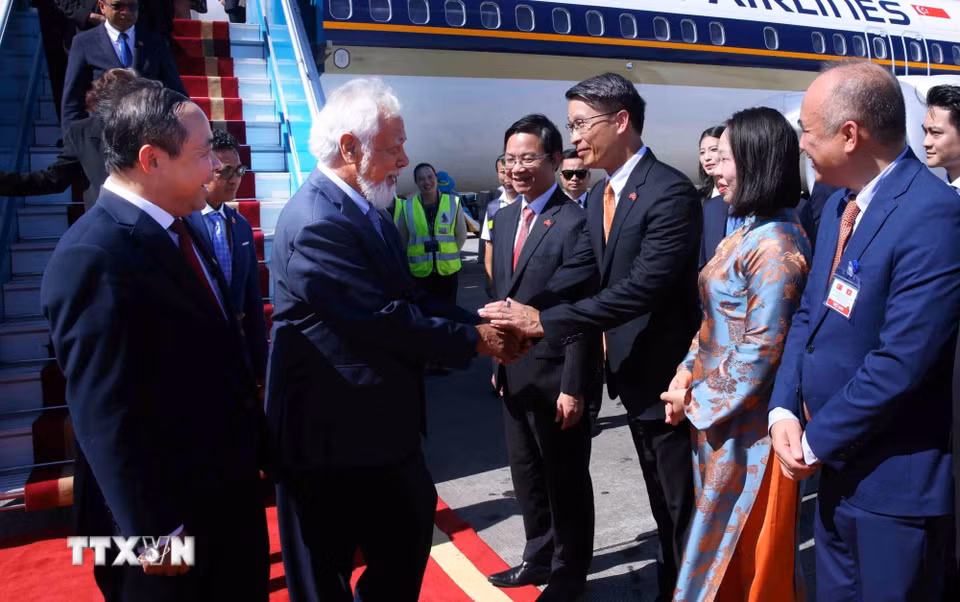Thủ tướng Timor Leste Kay Rala Xanana Gusmão đến sân bay quốc tế Nội Bài (Hà Nội), bắt đầu thăm chính thức Việt Nam và tham dự Diễn đàn Tương lai ASEAN lần thứ ba. (Ảnh: Phạm Kiên/TTXVN)