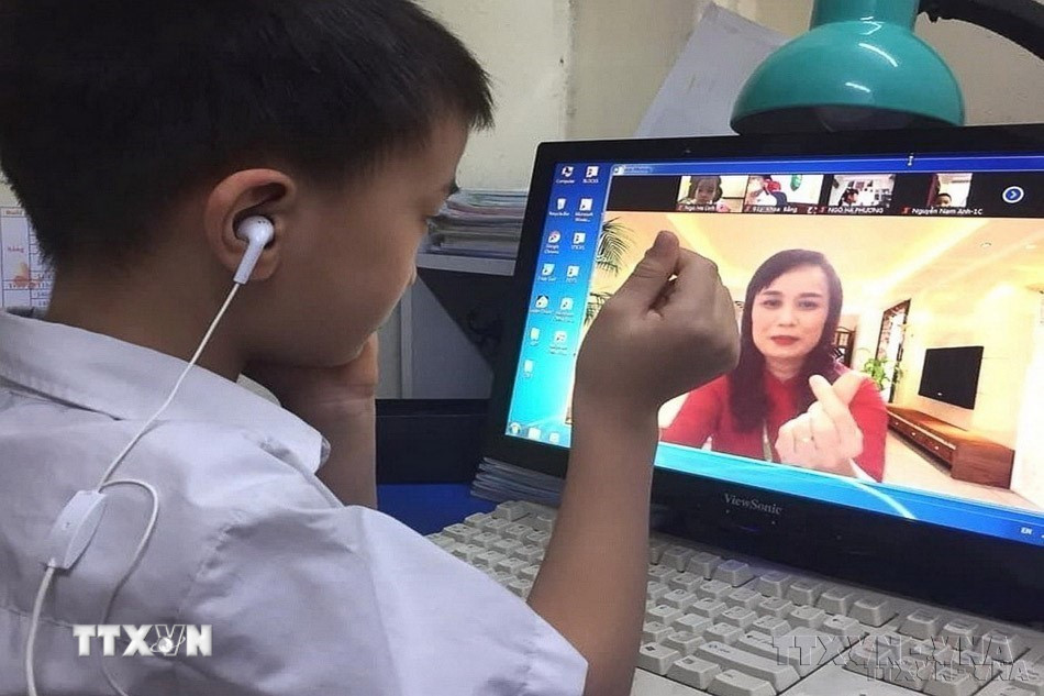 Dưới sự lãnh đạo của Đảng, với quan điểm nhất quán là phòng, chống đại dịch COVID-19 như “chống giặc,” “không để ai bị bỏ lại phía sau,” đợt dịch này đã cơ bản được khống chế, giúp quyền con người, quyền được sống, chăm sóc sức khỏe và những quyền khác của nhân dân được bảo đảm. Trong ảnh: Em Lý Khoa Bằng, học sinh lớp 1C, trường Tiểu học Thăng Long, quận Hoàn Kiếm, có hoàn cảnh đặc biệt khó khăn đã được mượn máy tính của trường để sử dụng, học trực tuyến trong những ngày chưa thể tới trường vì dịch COVID-19. (Ảnh: TTXVN phát)