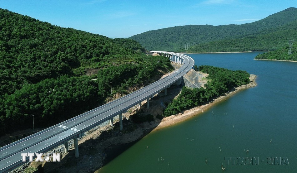 Dự án cao tốc thành phần Vũng Áng-Bùng với những cây cầu vượt hồ, vượt núi đã trở thành điểm nhấn ấn tượng, hòa quyện công trình giao thông với cảnh quan tự nhiên. (Ảnh: Quốc Khánh/TTXVN)