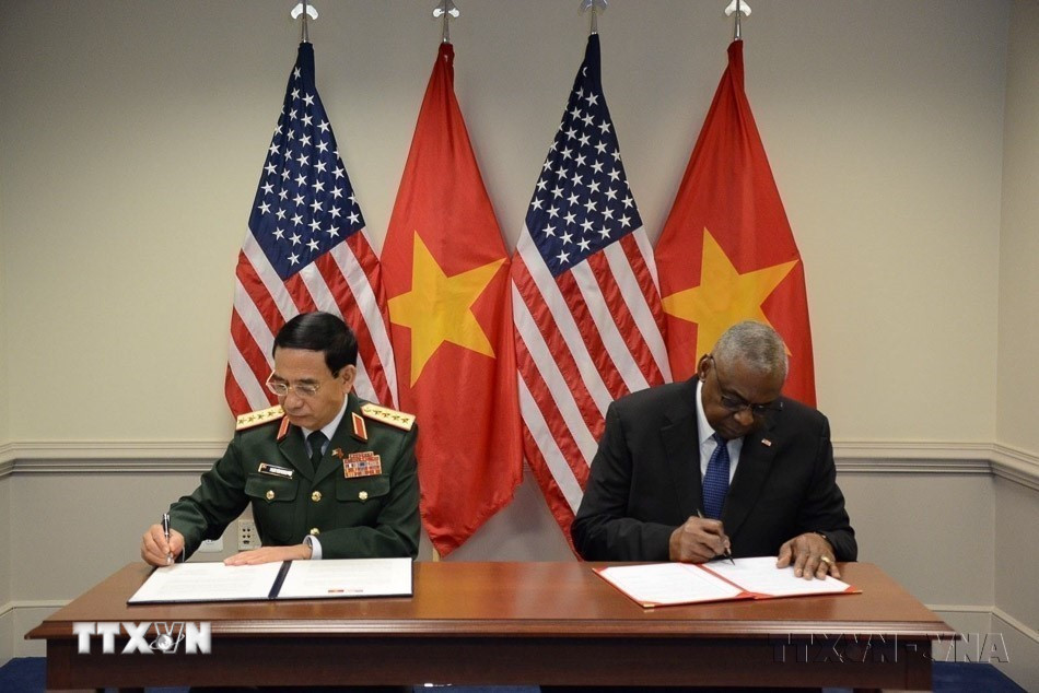 Đại tướng Phan Văn Giang, Ủy viên Bộ Chính trị, Bộ trưởng Bộ Quốc phòng và Bộ trưởng Quốc phòng Hoa Kỳ Lloyd Austin ký bản Cập nhật Tuyên bố Tầm nhìn chung Việt Nam-Hoa Kỳ về hợp tác quốc phòng (Hòa Kỳ, 9/9/2024). (Ảnh: Kiều Trang/TTXVN)