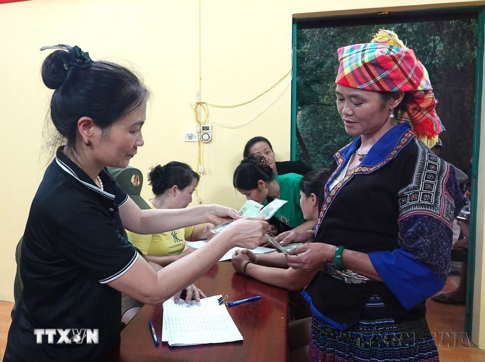 Người dân Lào Cai phấn khởi tới Hội trường Nhà văn hóa nhận quà của Đảng, Nhà nước nhân dịp Kỷ niệm 80 năm Cách mạng Tháng Tám và Quốc khánh 2/9 (01/09/202). (Ảnh: Tuấn Anh/TTXVN)