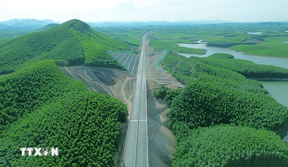 Nghị quyết Đại hội XIII của Đảng xác định ba đột phá chiến lược, gồm hoàn thiện đồng bộ thể chế, phát triển nguồn nhân lực và xây dựng kết cấu hạ tầng đồng bộ, hiện đại. Trong đó, đột phá về kết cấu hạ tầng đồng bộ, hiện đại được xác định là nhiệm vụ trọng tâm nhằm phát triển kinh tế-xã hội đất nước nhanh và bền vững. Trong ảnh: Cao tốc Vạn Ninh-Cam Lộ xuyên qua cánh rừng. (Ảnh: Quốc Khánh/TTXVN)