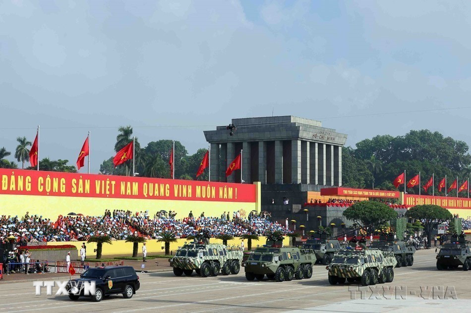 Quốc phòng, an ninh được Đảng ta xác định là nhiệm vụ “trọng yếu, thường xuyên” và luôn được coi trọng đẩy mạnh tổng kết thực tiễn, nghiên cứu phát triển lý luận để không ngừng bổ sung, hoàn thiện. Trong ảnh: Khối xe đặc chủng tác chiến dưới nước của lực lượng cảnh sát cơ động diễu binh trên Quảng trường Ba Đình trong Lễ kỷ niệm 80 năm Cách mạng tháng Tám thành công và Quốc khánh 2/9. (Ảnh: Phạm Kiên/TTXVN)