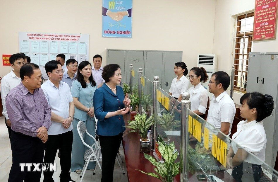 Cuộc cách mạng tinh gọn tổ chức bộ máy là quyết sách có ý nghĩa lịch sử, được triển khai đồng bộ trong toàn hệ thống chính trị với quyết tâm chính trị rất cao. Trong ảnh: Bộ trưởng Bộ Nội vụ Phạm Thị Thanh Trà kiểm tra tại Trung tâm phục vụ hành chính công xã Nhân Lý mới, tỉnh Lạng Sơn, ngày 29/6/2025. (Ảnh: Văn Đạt/TTXVN)