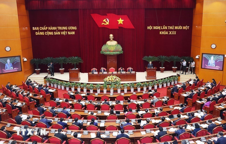 Ngày 12/4/2025, Tổng Bí thư Tô Lâm đã ký ban hành Nghị quyết số 60-NQ/TW Hội nghị lần thứ 11 Ban Chấp hành Trung ương Đảng khóa XIII, thống nhất chủ trương tổ chức lại chính quyền địa phương theo mô hình 2 cấp từ ngày 1/7/2025; sáp nhập các đơn vị hành chính cấp tỉnh, giảm số lượng xuống còn 34 đơn vị, và giảm mạnh số lượng đơn vị hành chính cấp xã. Trong ảnh: Hội nghị lần thứ 11 Ban Chấp hành Trung ương Đảng khóa XIII khai mạc tại Trụ sở Trung ương Đảng, sáng 10/4/2025. (Ảnh: TTXVN)