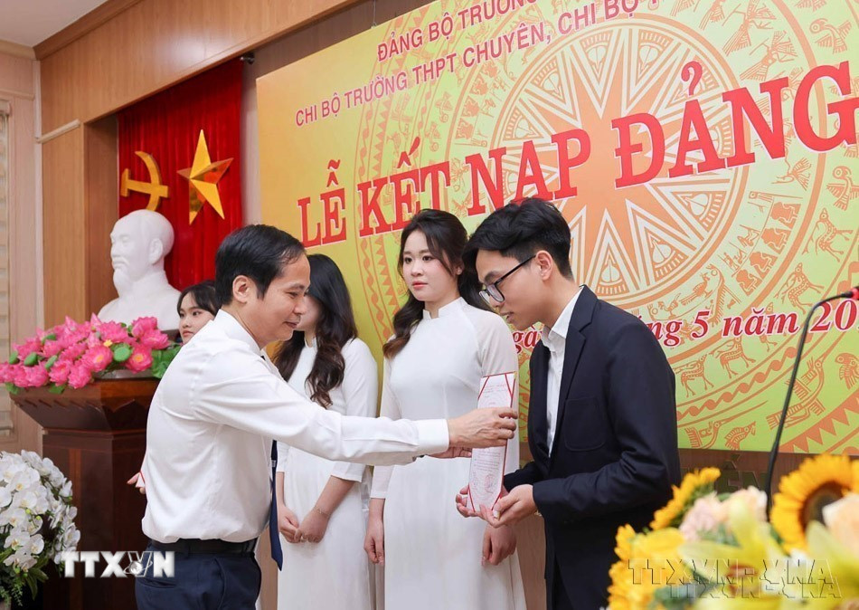 Công tác xây dựng Đảng về tư tưởng tiếp tục được đổi mới mạnh mẽ, đi vào chiều sâu, góp phần nâng cao nhận thức, tăng cường đoàn kết, thống nhất trong Đảng và hệ thống chính trị. Trong ảnh: Chi bộ trường THPT Chuyên và Chi bộ trường Nguyễn Tất Thành thuộc Đảng bộ trường đại học Sư phạm Hà Nội tổ chức lễ kết nạp Đảng cho 8 quần chúng ưu tú là học sinh của hai trường. (Ảnh: Thanh Tùng/TTXVN)