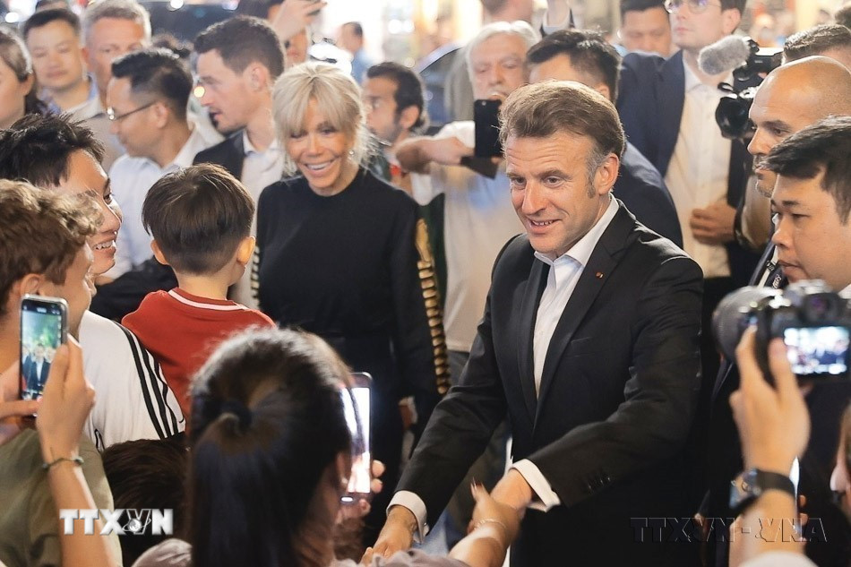 Tổng thống Pháp Emmanuel Macron và Phu nhân dạo phố cổ Hà Nội và giao lưu với người dân Thủ đô trong chuyến thăm cấp Nhà nước tới Việt Nam. (Ảnh: TTXVN)
