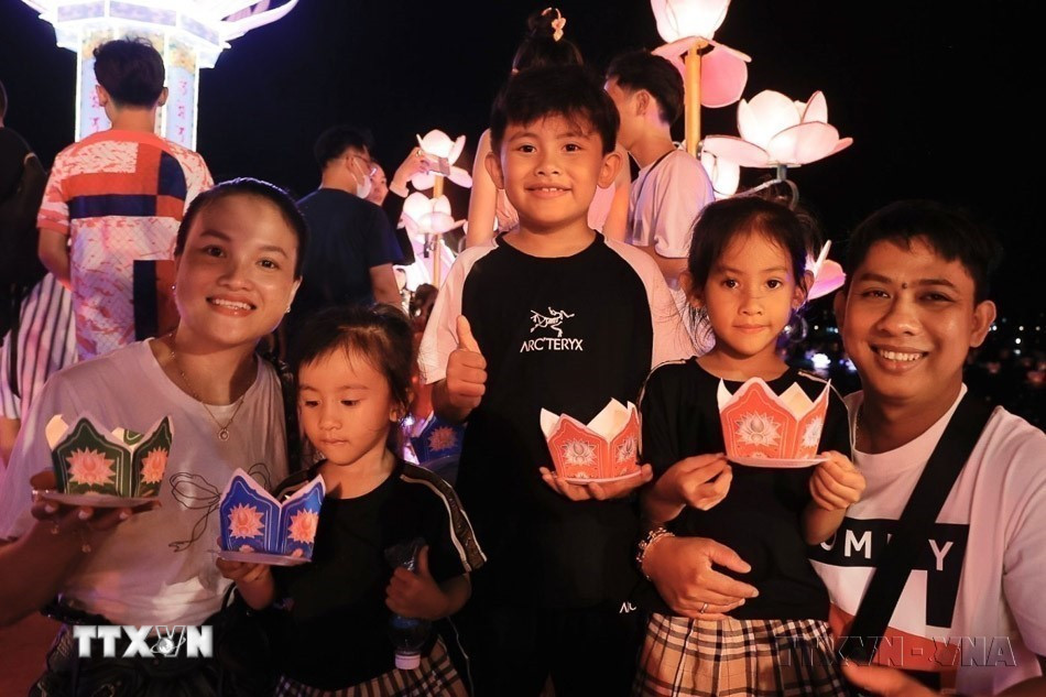Chỉ số phát triển con người (HDI) được cải thiện rõ rệt, tăng 14 bậc, đạt 0,766 điểm, thuộc nhóm nước phát triển con người cao. Chỉ số xếp hạng hạnh phúc tăng 33 bậc so với đầu nhiệm kỳ, xếp thứ 46/143 quốc gia. Trong ảnh: Niềm vui của các thành viên trong gia đình tham gia thả hoa đăng trong Lễ hội hoa đăng tại Nghênh Lương Đình (Huế). (Ảnh: Minh Quyết/TTXVN)
