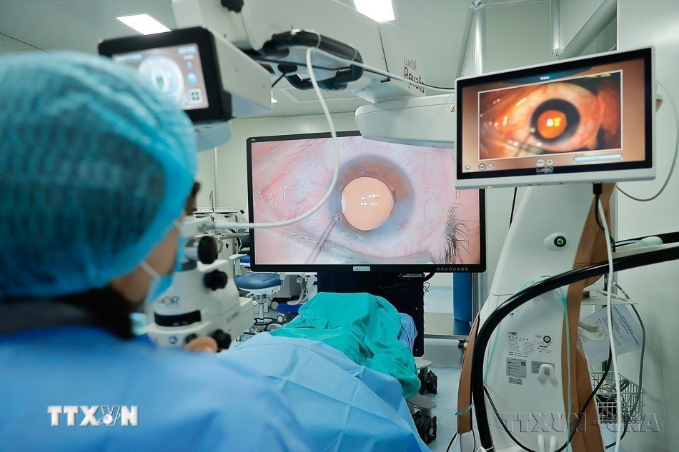 Ngành y tế lập nhiều thành tựu và tiến bộ vượt bậc trong nghiên cứu, phát triển và ứng dụng công nghệ, tạo nên những thành công có tầm lan tỏa quốc tế. Trong ảnh: Bệnh viện đa khoa Tâm Anh đẩy mạnh ứng dụng công nghệ trong chuyên ngành nhãn khoa. (Ảnh: Minh Quyết/TTXVN)