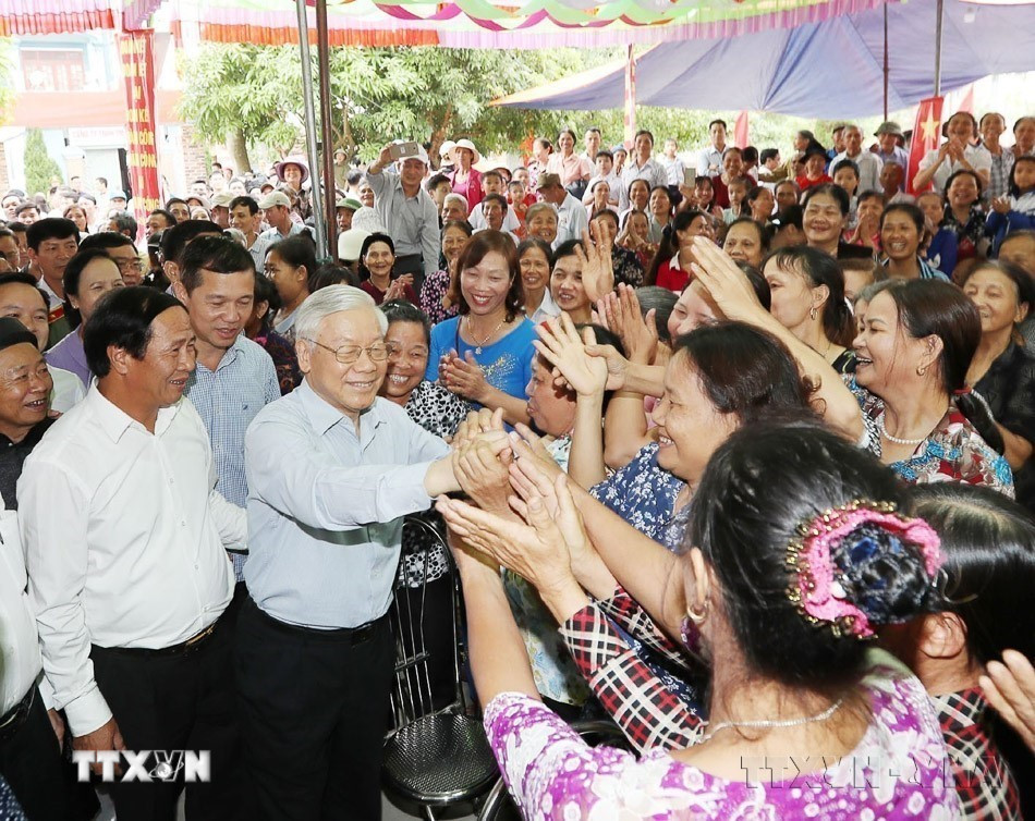 Tổng Bí thư Nguyễn Phú Trọng với nhân dân tại thôn Thượng Điện, xã Vinh Quang, huyện Vĩnh Bảo trong Ngày hội đại đoàn kết toàn dân tộc tại thành phố Hải Phòng (15/11/2017). (Ảnh: Trí Dũng/TTXVN)