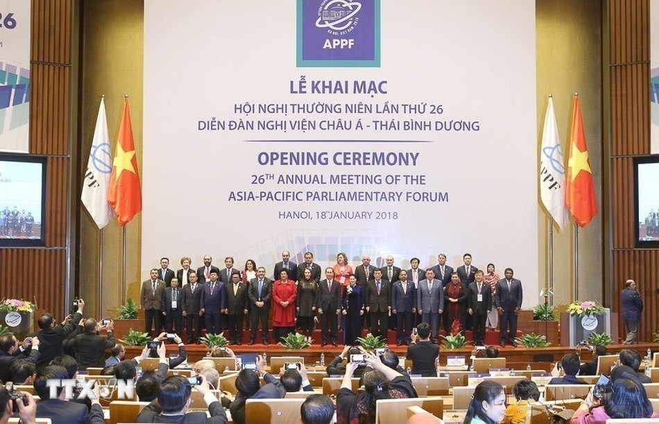 Chủ tịch nước Trần Đại Quang, Chủ tịch Quốc hội Nguyễn Thị Kim Ngân, Chủ tịch APPF 26 và các trưởng đoàn chụp ảnh chung tại Lễ khai mạc Hội nghị thường niên lần thứ 26 Diễn đàn Nghị viện Châu Á - Thái Bình Dương lần thứ 26 (APPF 26), được tổ chức trọng thể tại Nhà Quốc hội ở Thủ đô Hà Nội, tối 18/1/2018. (Ảnh: Doãn Tấn/TTXVN)