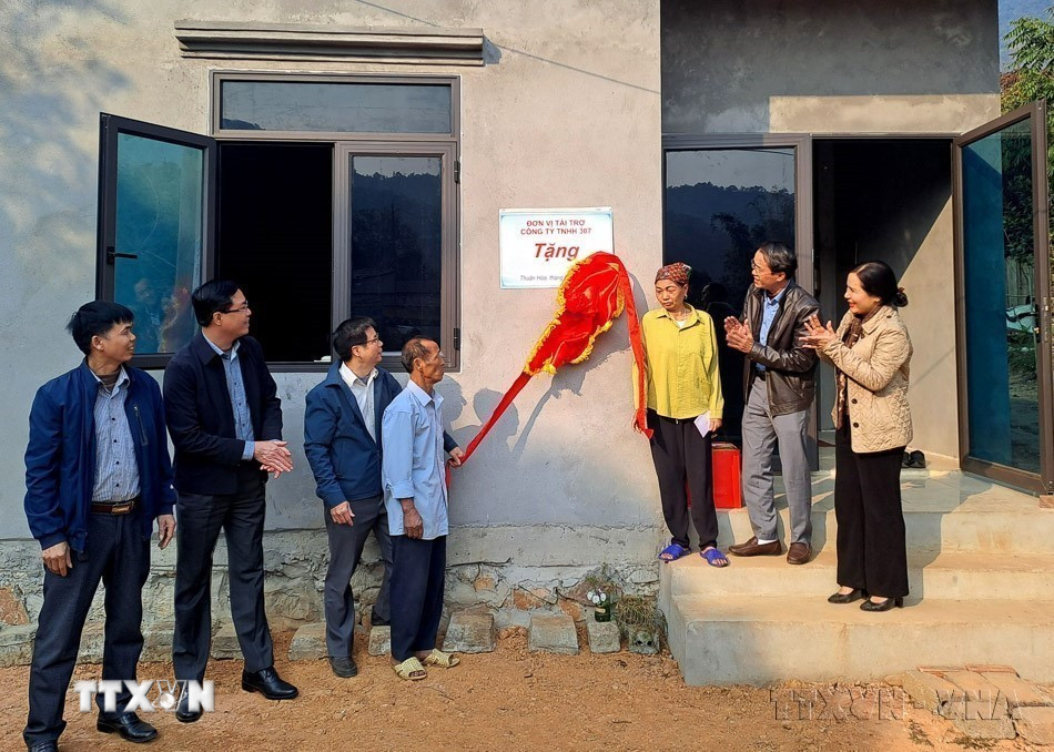 Chương trình xóa nhà tạm, nhà dột nát hoàn thành sớm hơn 5 năm, tạo nền tảng vững chắc cho phát triển công bằng, tiến bộ xã hội và bền vững của Việt Nam. Trong ảnh: Hà Giang trao nhà mới cho hộ nghèo, cựu chiến binh trong chương trình xóa nhà tạm, nhà dột nát. (Ảnh: TTXVN)