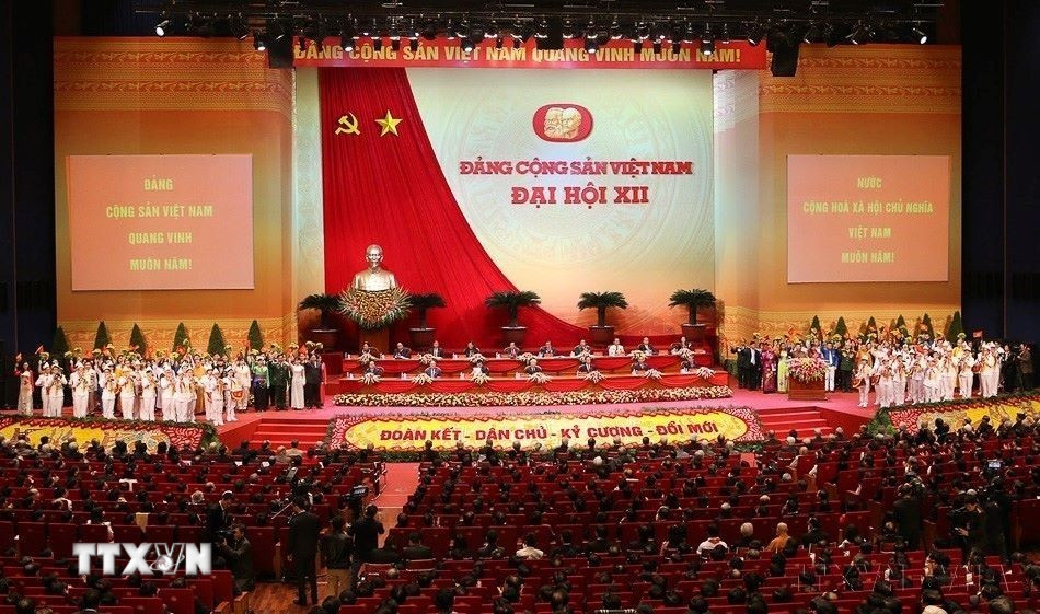 Đại hội Đảng toàn quốc lần thứ XII với chủ đề "Tăng cường xây dựng Đảng trong sạch, vững mạnh; phát huy sức mạnh toàn dân tộc và dân chủ xã hội chủ nghĩa; đẩy mạnh toàn diện, đồng bộ công cuộc đổi mới; bảo vệ vững chắc Tổ quốc, giữ vững môi trường hòa bình, ổn định; phấn đấu sớm đưa nước ta cơ bản trở thành nước công nghiệp theo hướng hiện đại” (Hà Nội, 21/1/2016). (Ảnh: TTXVN)