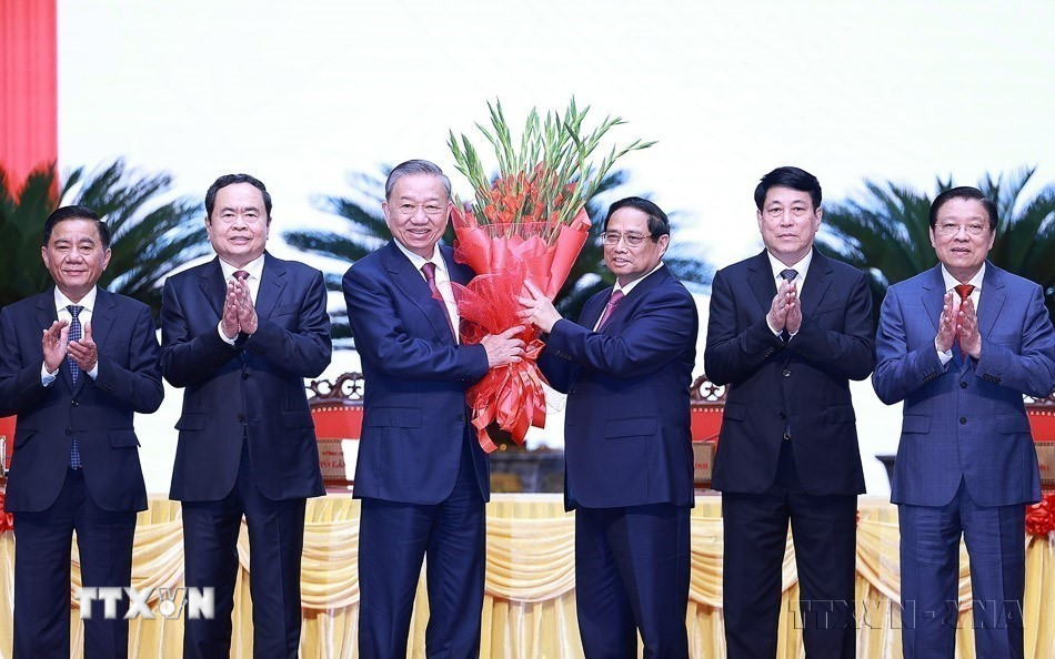 Các đồng chí lãnh đạo chủ chốt, lãnh đạo cấp cao của Đảng, Nhà nước tặng hoa chúc mừng đồng chí Tô Lâm được bầu giữ chức Tổng Bí thư khóa XIII (Hà Nội, 3/8/2024). (Ảnh: Dương Giang/TTXVN)