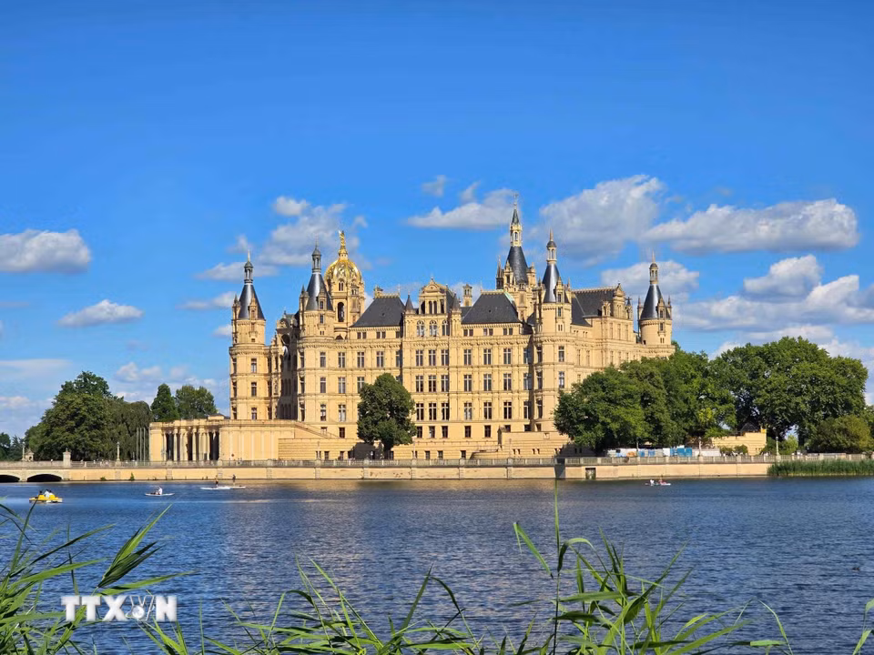 Lâu đài Schwerin nhìn từ bờ bên kia hồ Burgsee. (Ảnh: Vũ Hiệp/TTXVN)