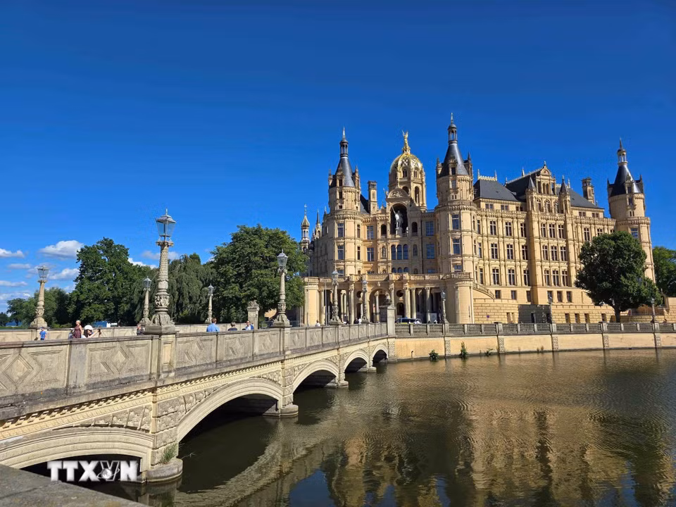 Lâu đài được nối từ khu phố cổ qua hồ Burgsee bởi cây cầu Schlossbrücke, được kiến trúc sư Georg Adolf Demmler xây dựng trong các năm 1844-1845. (Ảnh: Vũ Hiệp/TTXVN)
