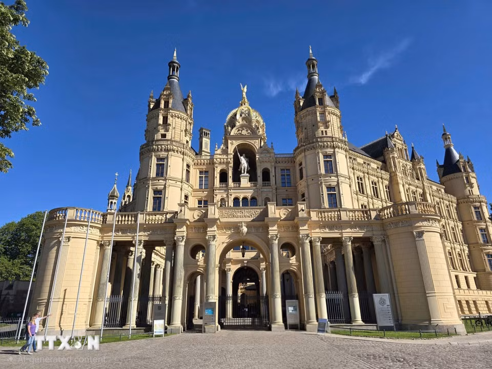 Từ năm 1990, lâu đài Schwerin trở thành biểu tượng quyền lực thời hiện đại, nơi đặt trụ sở Nghị viện bang Mecklenburg-Vorpommern, qua đó kết hợp hài hòa giữa di sản quân chủ và đời sống dân chủ hiện đại. (Ảnh: Vũ Hiệp/TTXVN)