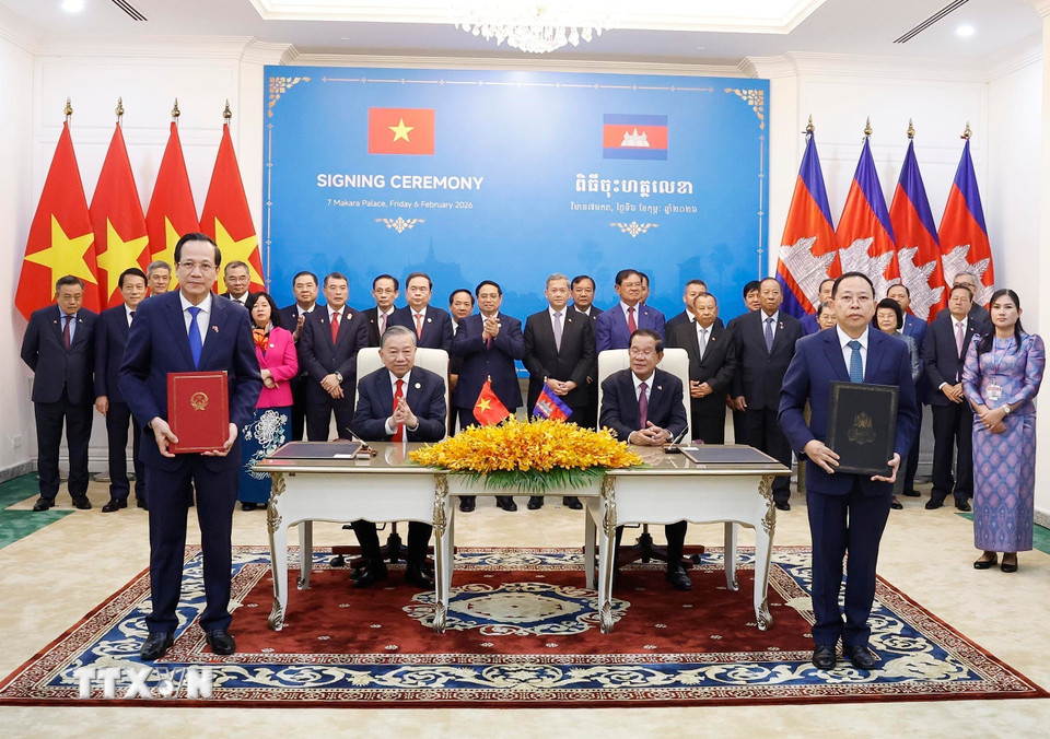 Ký kết Thỏa thuận hợp tác giữa Bộ Dân tộc và Tôn giáo Việt Nam và Bộ Lễ nghi Tôn giáo Campuchia. (Ảnh: Thống Nhất/TTXVN)