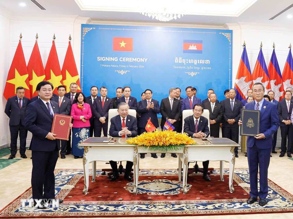 Ký kết Thỏa thuận hợp tác giữa UBND tỉnh Tây Ninh và chính quyền tỉnh Prey Veng. (Ảnh: Thống Nhất/TTXVN)