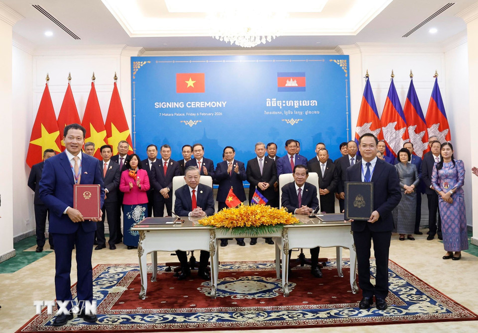 Ký kết Thỏa thuận hợp tác giữa UBND tỉnh Đồng Nai và chính quyền tỉnh Mondulkiri. (Ảnh: Thống Nhất/TTXVN)