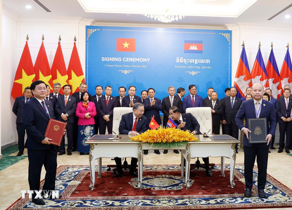 Ký kết Thỏa thuận hợp tác giữa UBND tỉnh Tây Ninh và chính quyền tỉnh Svay Rieng. (Ảnh: Thống Nhất/TTXVN)