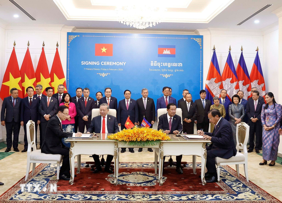 Ký kết Thỏa thuận hợp tác giữa Bộ Ngoại giao Việt Nam và Ban Đối ngoại Trung ương Đảng Nhân dân Campuchia. (Ảnh: Thống Nhất/TTXVN)