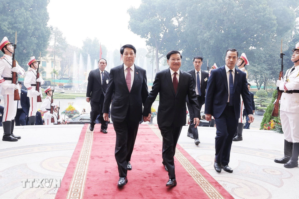 Chủ tịch nước Lương Cường đón Tổng Bí thư, Chủ tịch nước Lào Thongloun Sisoulith. (Ảnh: Lâm Khánh/TTXVN)