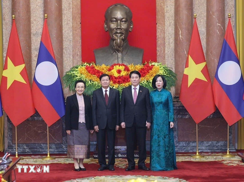Chủ tịch nước Lương Cường và Phu nhân cùng Tổng Bí thư, Chủ tịch nước Lào Thongloun Sisoulith và Phu nhân chụp ảnh chung. (Ảnh: Lâm Khánh/TTXVN)