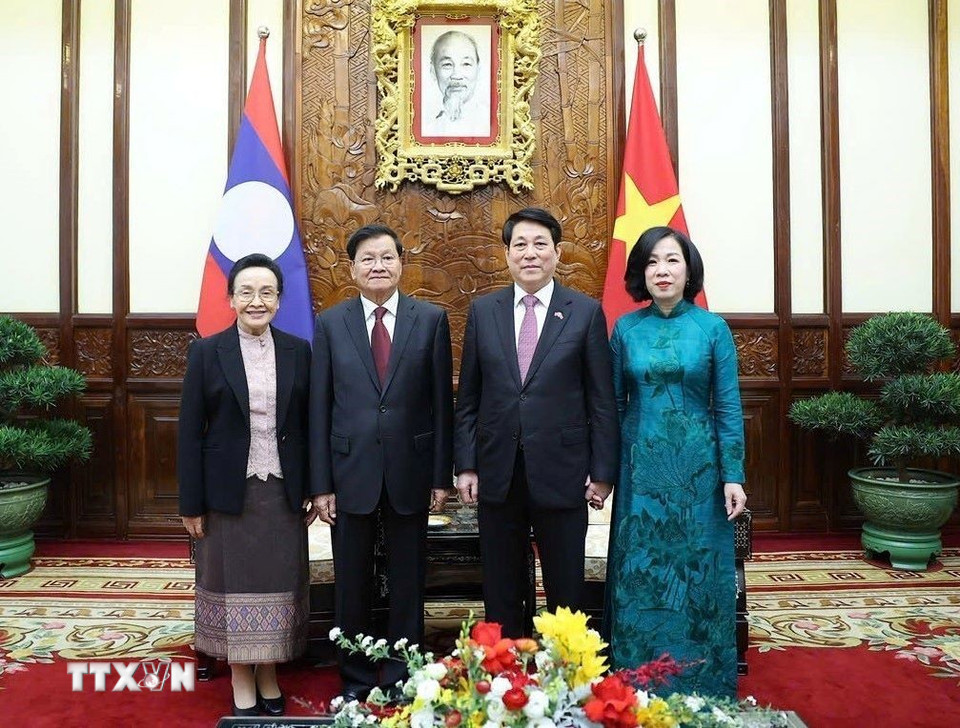 Chủ tịch nước Lương Cường và Phu nhân cùng Tổng Bí thư, Chủ tịch nước Lào Thongloun Sisoulith và Phu nhân chụp ảnh chung. (Ảnh: Lâm Khánh/TTXVN)