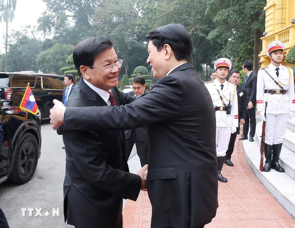 Chủ tịch nước Lương Cường đón Tổng Bí thư, Chủ tịch nước Lào Thongloun Sisoulith. (Ảnh: Lâm Khánh/TTXVN)