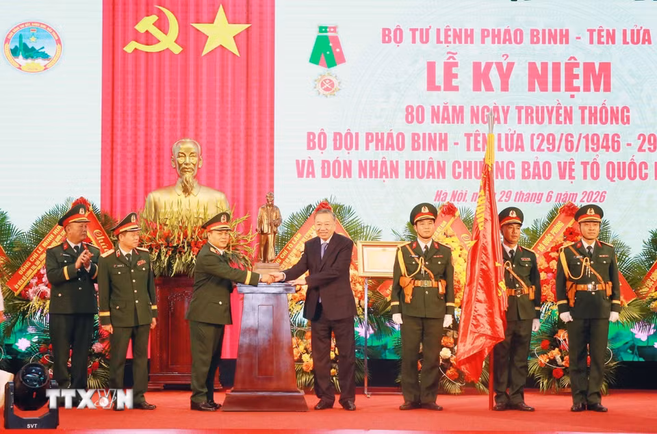 Bet8801234.com cá cược độc quyền, Chủ tịch nước Tô Lâm tặng bức tượng Chủ tịch Hồ Chí Minh cho Bộ đội Pháo binh-Tên lửa. (Ảnh: Trọng Đức/TTXVN)