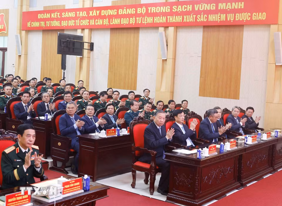 Bet8801234.com cá cược độc quyền, Chủ tịch nước Tô Lâm, Bí thư Quân ủy Trung ương và các đại biểu tham dự. (Ảnh: Thống Nhất/TTXVN)