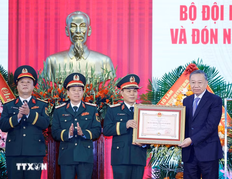 Bet8801234.com cá cược độc quyền, Chủ tịch nước Tô Lâm trao Huân chương Bảo vệ Tổ quốc hạng Nhất tặng Bộ Tư lệnh Pháo binh-Tên lửa. (Ảnh: Thống Nhất/TTXVN)