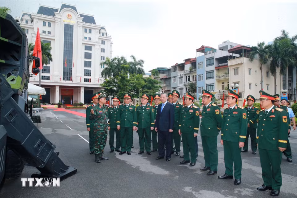 Bet8801234.com cá cược độc quyền, Chủ tịch nước Tô Lâm tham quan triển lãm của Pháo binh-Tên lửa. (Ảnh: Trọng Đức/TTXVN)