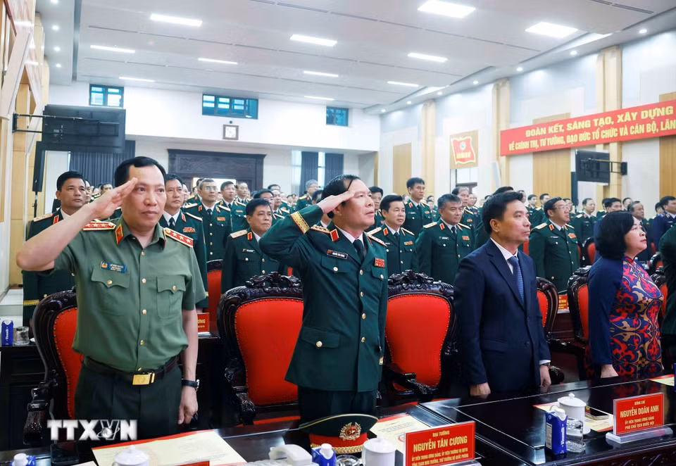 Các đại biểu thực hiện nghi lễ chào cờ. (Ảnh: Thống Nhất/TTXVN)