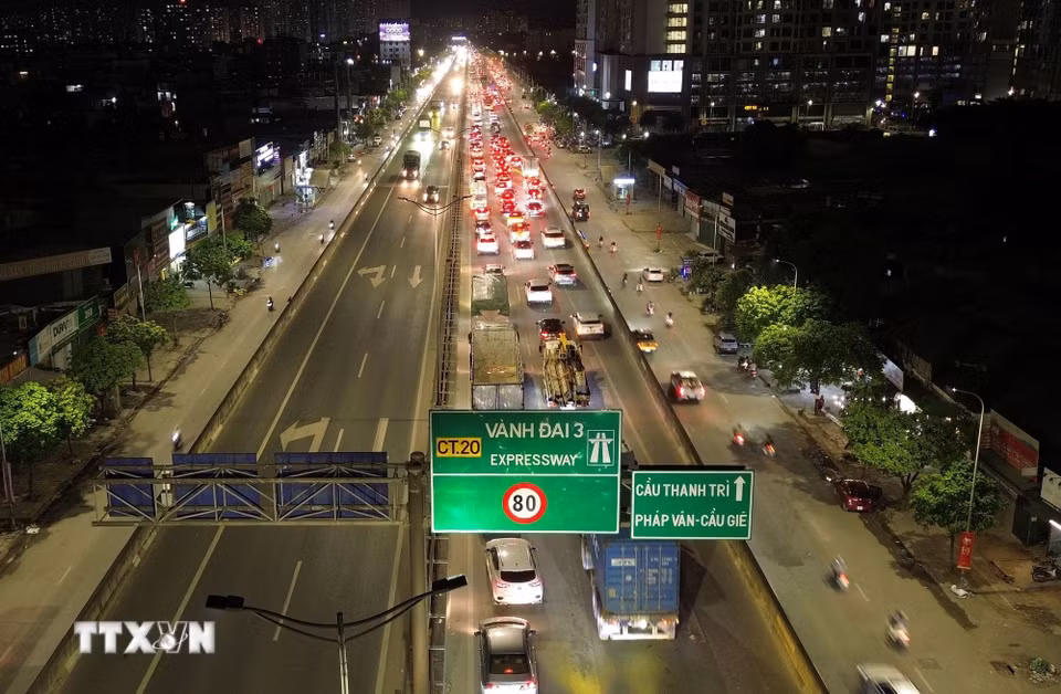 Các phương tiện di chuyển nhích từng mét trên đường vành đai 3 hướng từ trung tâm thành phố đi cầu Thanh Trì, cao tốc Pháp Vân-Cầu Giẽ trong đêm muộn. (Ảnh: Quốc Khánh/TTXVN)