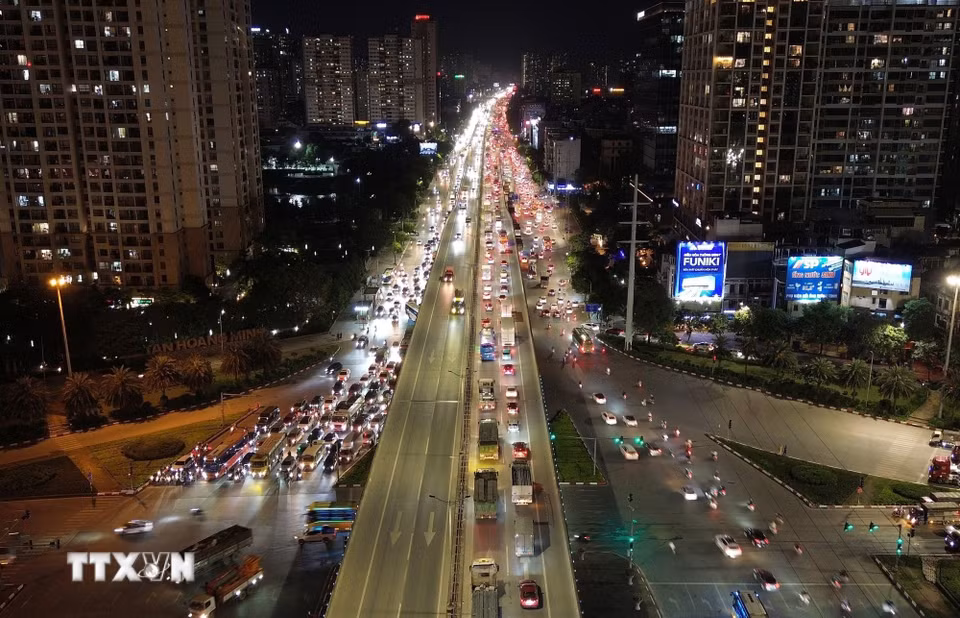 Ùn ứ kéo dài hàng Km trên đường Vành đai 3 trên cao hướng ra khỏi trung tâm thành phố lúc 22h15, tối 29/4. (Ảnh: Quốc Khánh/TTXVN)