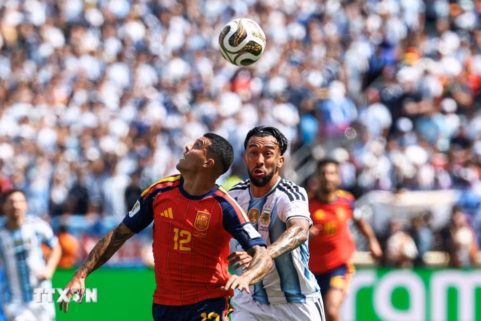 Trong 45 phút đầu tiên Tây Ban Nha thi đấu áp đảo trước Argentina. (Ảnh: AFP/TTXVN)