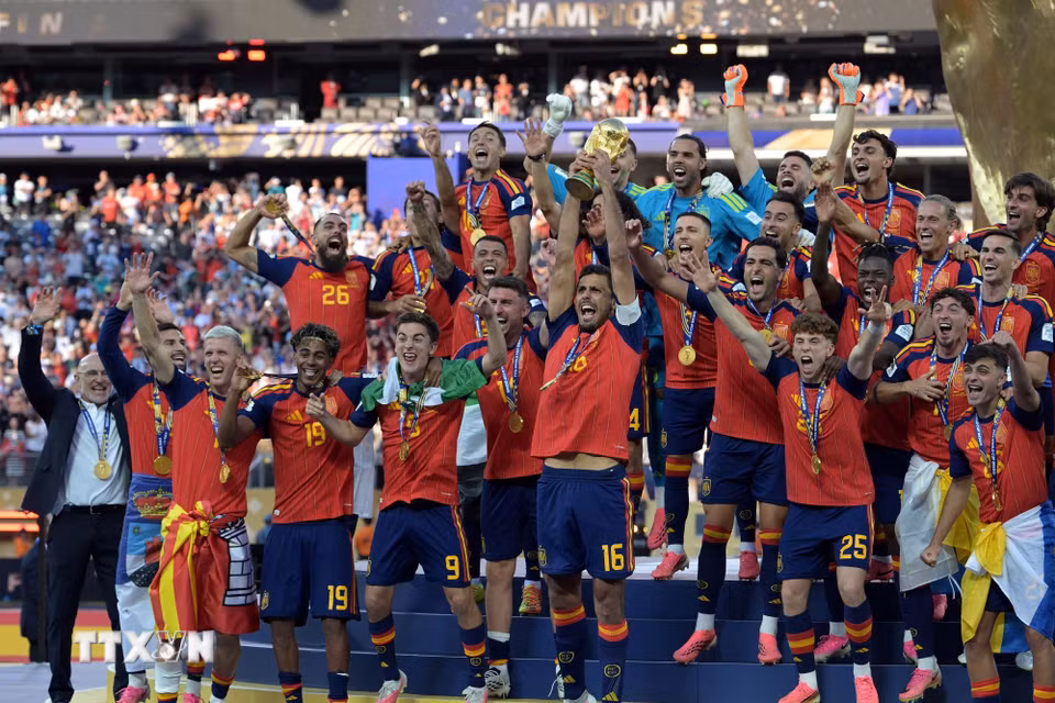 Niềm vui của Tây Ban Nha trên bục nhận cúp vàng vô địch World Cup 2026. (Ảnh: AFP/TTXVN)