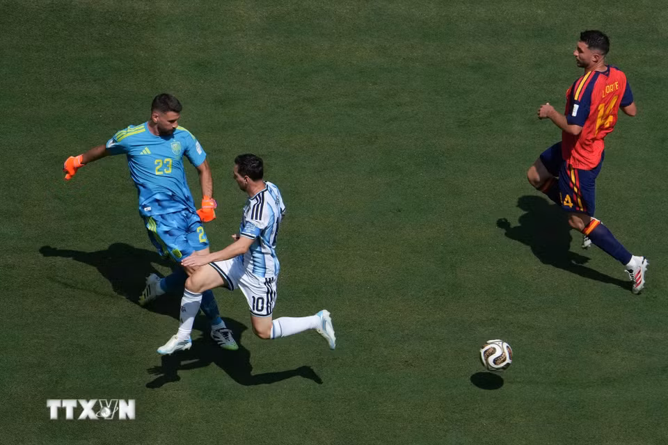 Trận chung kết World Cup 2026 giữa Tây Ban Nha và Argentina diễn ra hấp dẫn ngay từ đầu. (Ảnh: AFP/TTXVN)