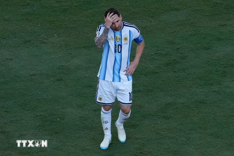 Bên kia chiến tuyến, Lionel Messi không giấu được nỗi buồn khi phải nhận thất bại. (Ảnh: AFP/TTXVN)