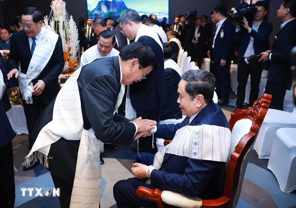 Chủ tịch Quốc hội Trần Thanh Mẫn tham dự Lễ buộc chỉ cổ tay truyền thống của Lào. (Ảnh: Dương Giang/TTXVN)