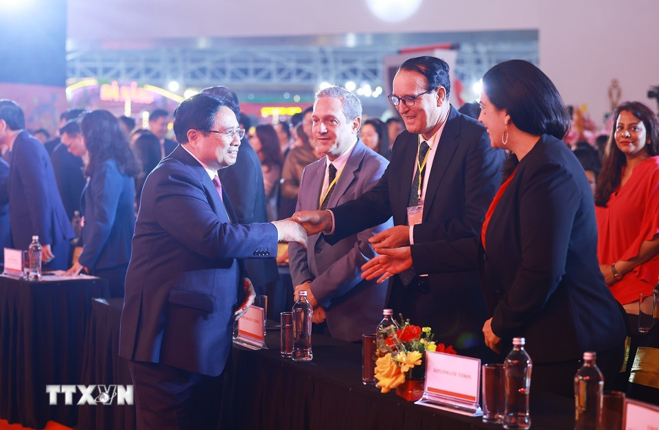Thủ tướng Phạm Minh Chính với các đại biểu quốc tế dự Lễ bế mạc Hội chợ Mùa Xuân lần thứ nhất năm 2026. (Ảnh: Dương Giang/TTXVN)