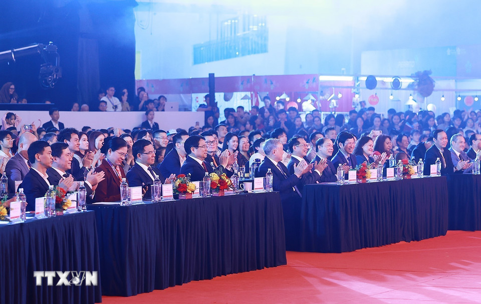 Thủ tướng Phạm Minh Chính và các đại biểu dự Lễ bế mạc Hội chợ Mùa Xuân lần thứ nhất năm 2026. (Ảnh: Dương Giang/TTXVN)